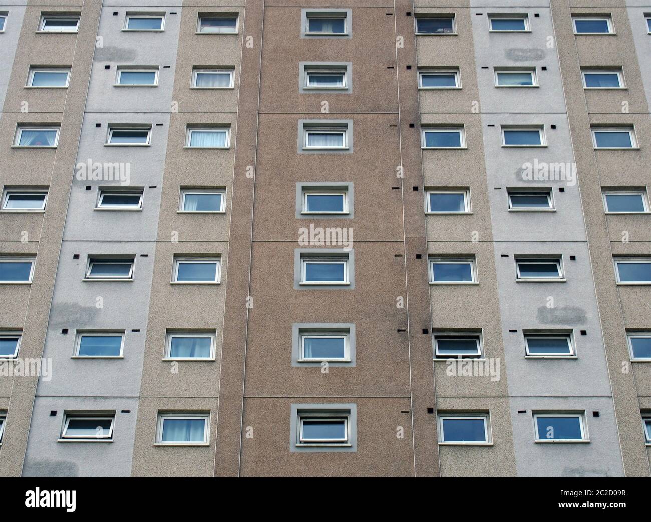 Ein Blick auf einen typischen britischen rat baute Hochhausbeton-Wohnblock, der typisch für öffentliche Wohnungen in Großbritannien ist Stockfoto