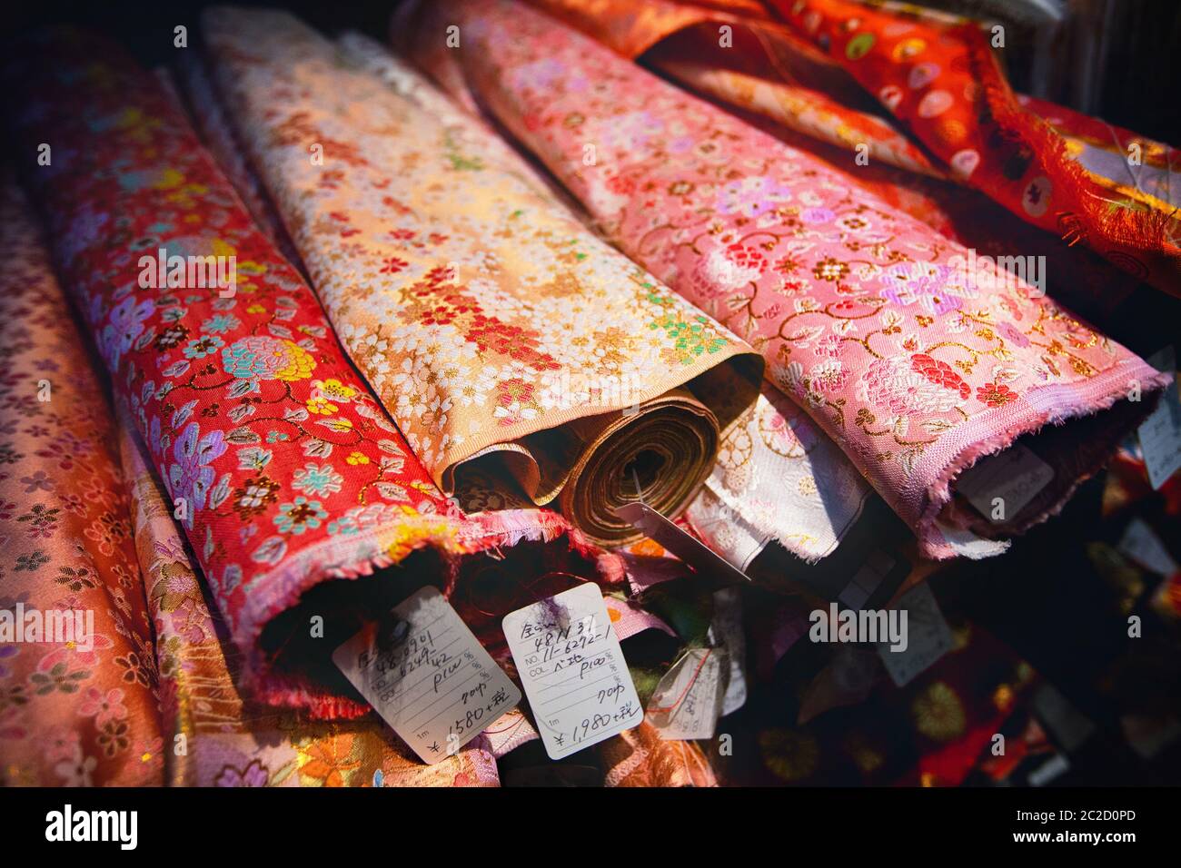 Kyoto, Japan - 09 November, 2018: Close-up kimono Material zum Verkauf in einem Markt, in Kyoto, Japan. Kimono Textilien können in zwei eingestuft werden Stockfoto