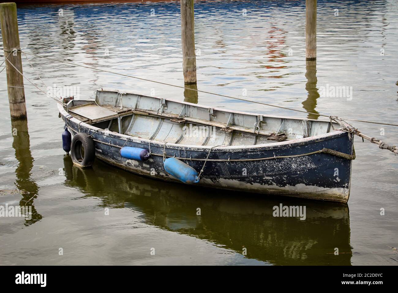 Fischerboot im Wasser, Angelausrüstung Stockfoto