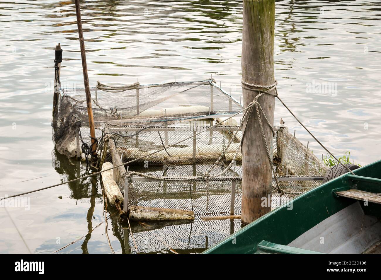 Fischerboot im Wasser, Angelausrüstung Stockfoto