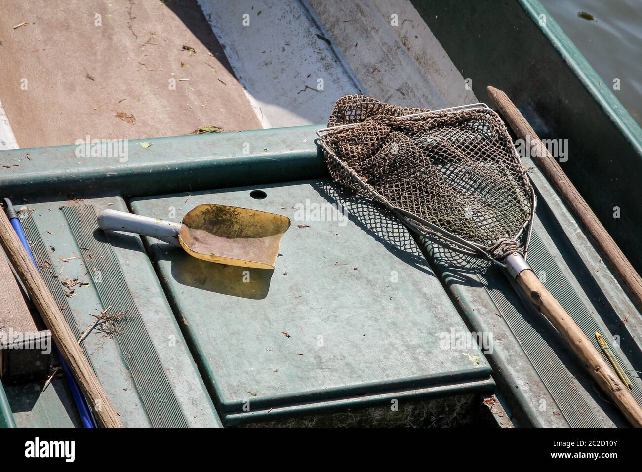 Fischerboot im Wasser, Angelausrüstung Stockfoto