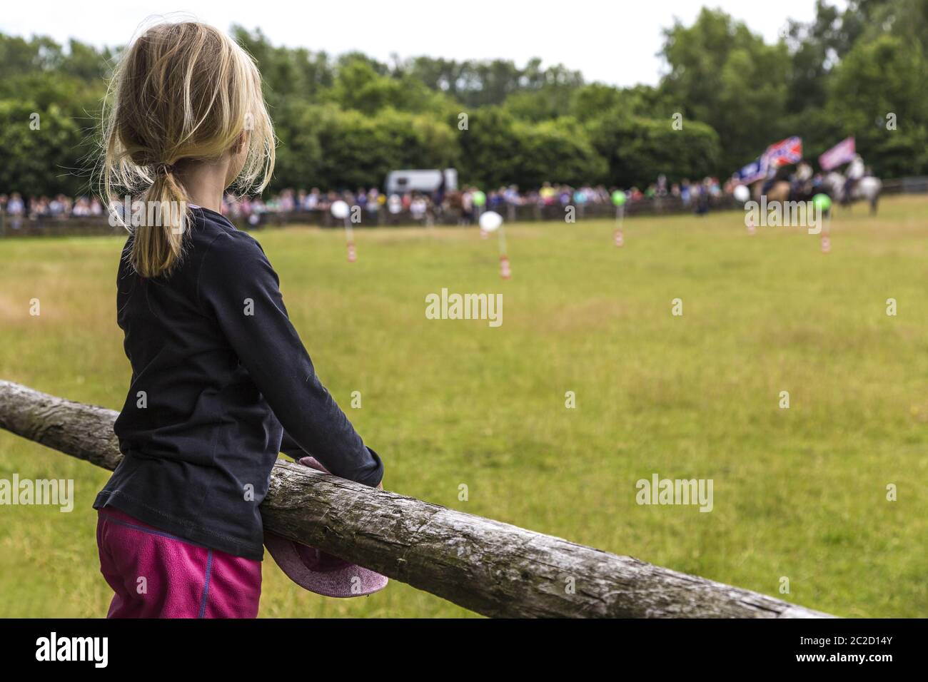 Mädchen (7) schaut ein Spiel, Kiel, Deutschland Stockfoto