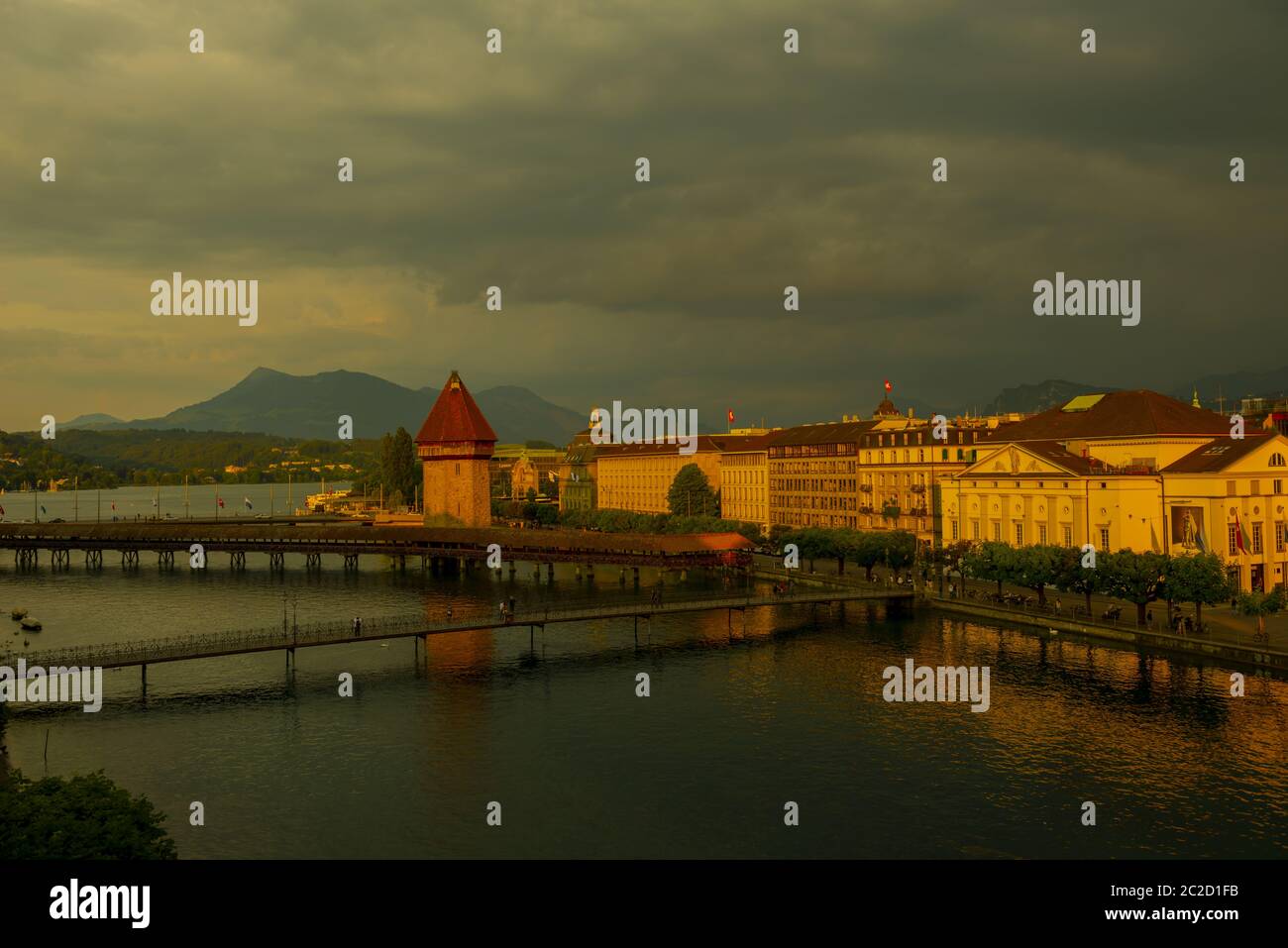 Luftaufnahme über die Stadt Luzern mit Kapellbrücke an einem sonnigen Tag mit bewölkten Wolken in der Schweiz. Stockfoto