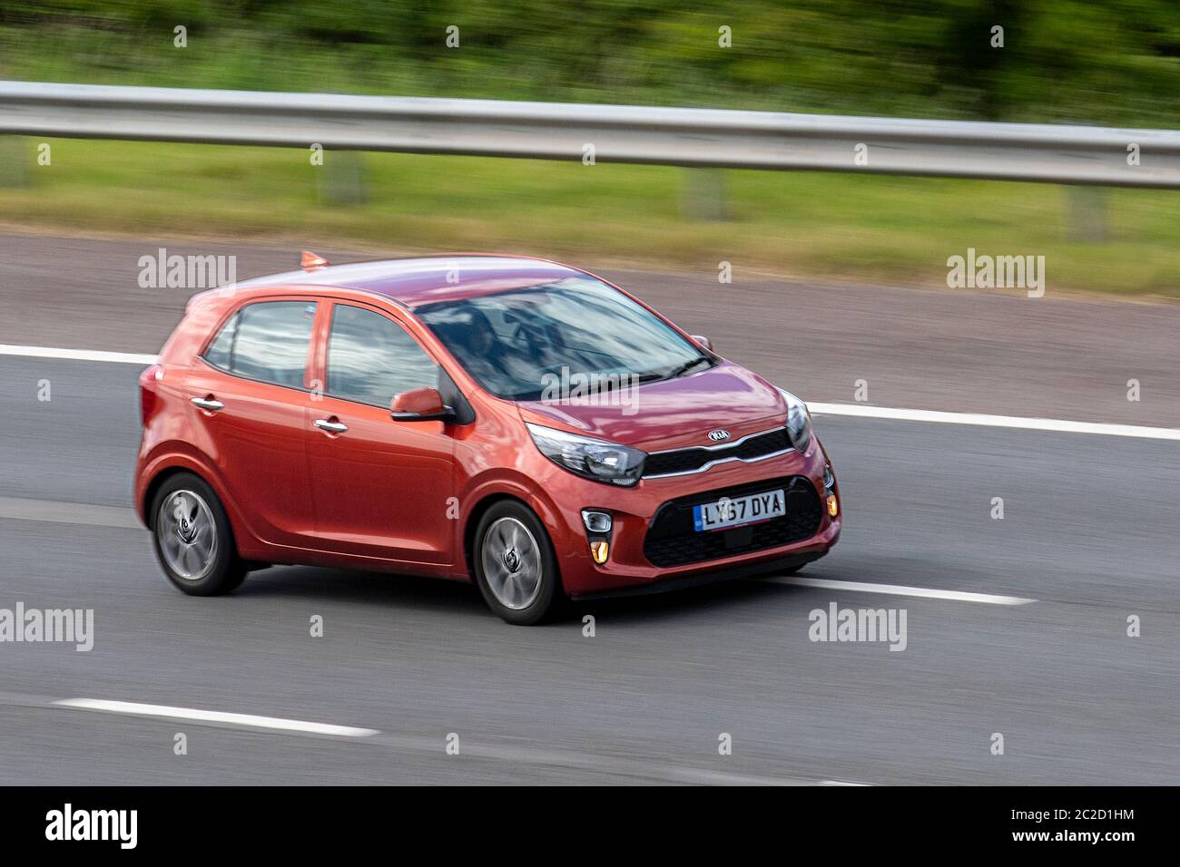 2017 Orange Kia Picanto 3 Auto; Fahrzeugverkehr Fahrzeuge, Autos, die Fahrzeuge auf britischen Straßen fahren, Motoren, auf der Autobahn M6 Stockfoto