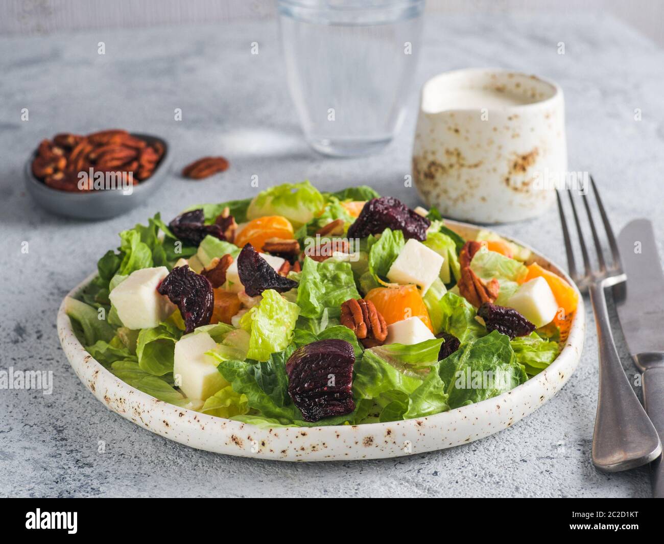 Rote Beete, Fetakäse und Orangen Salat. Stockfoto