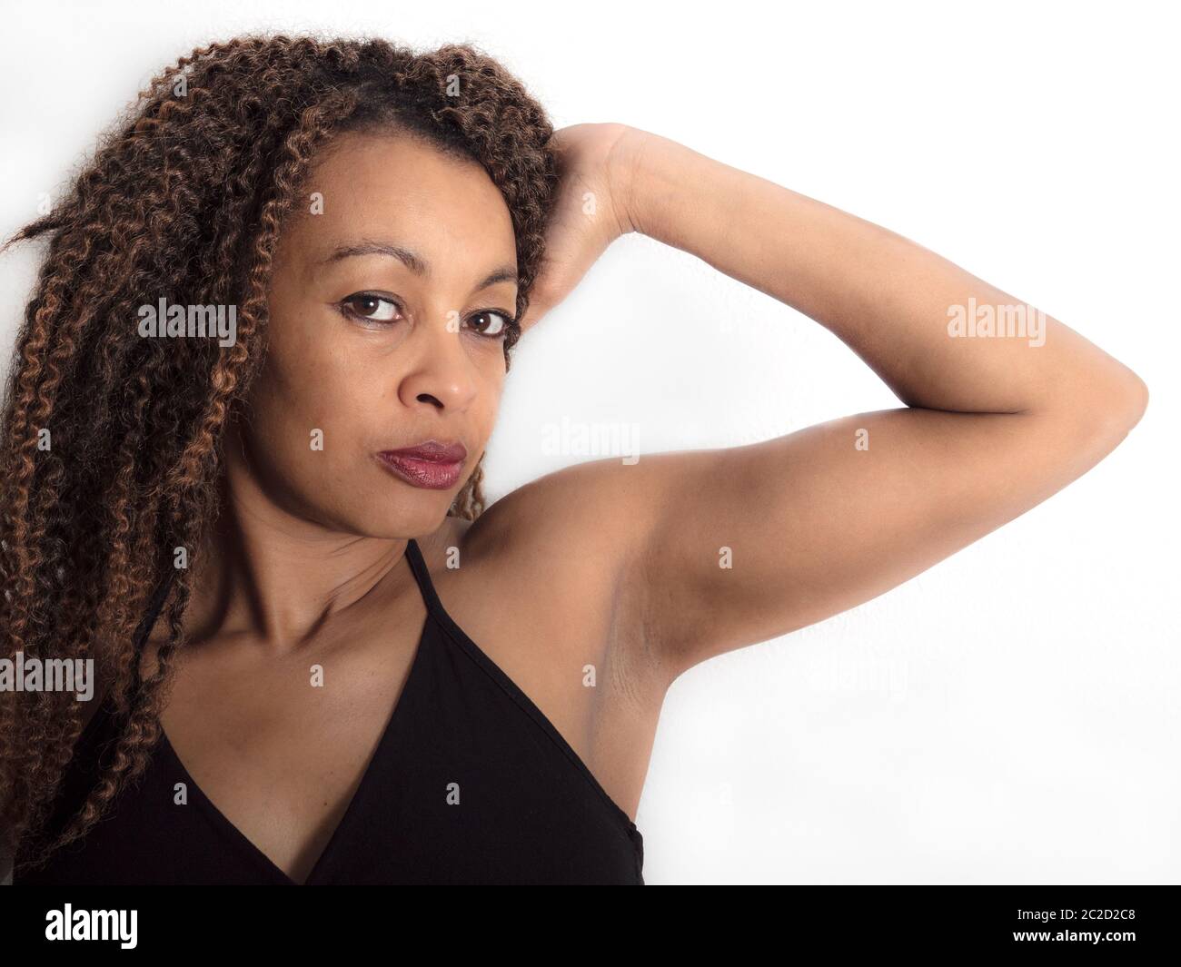 Horizontales Porträt einer afroamerikanischen Frau mit rasierten Achselhöhlen Stockfoto