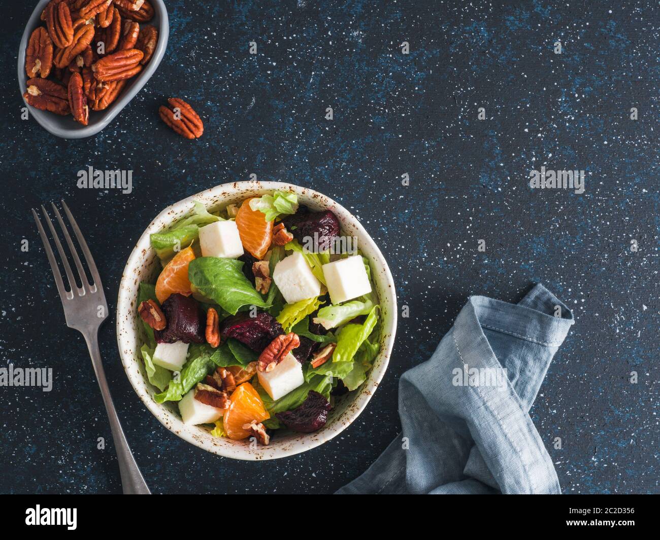 Rote Beete, Fetakäse und Orangen Salat. Stockfoto