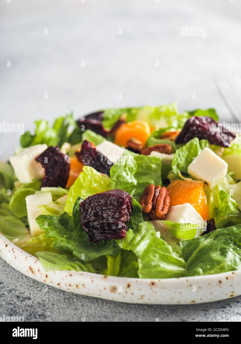 Rote Beete, Fetakäse und Orangen Salat. Stockfoto