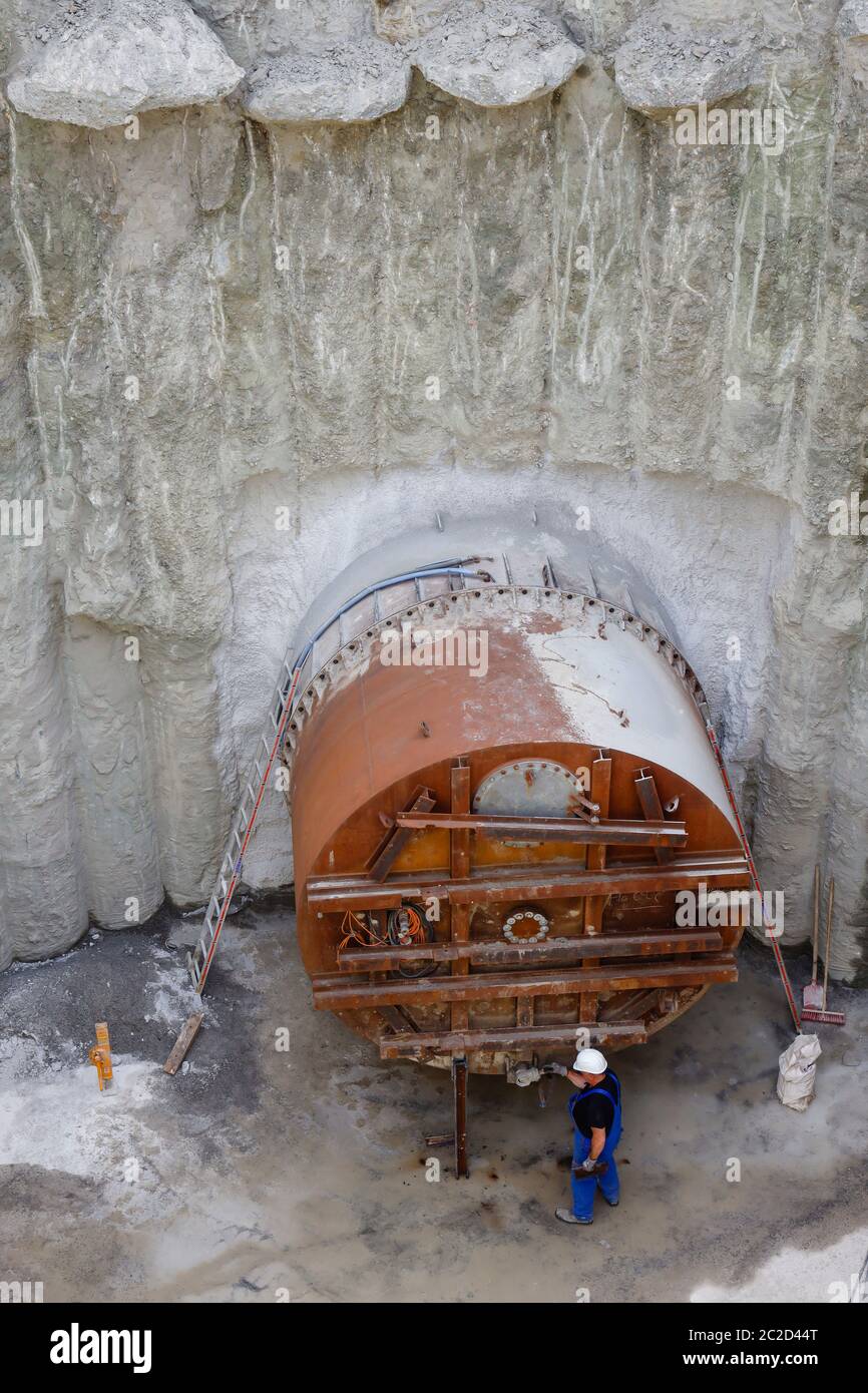 Essen, Ruhrgebiet, Nordrhein-Westfalen, Deutschland - Bau eines neuen Kanals auf der Berner Landzungenleitung, Eingang der Tunnelbohrmaschine in den Eingang Stockfoto