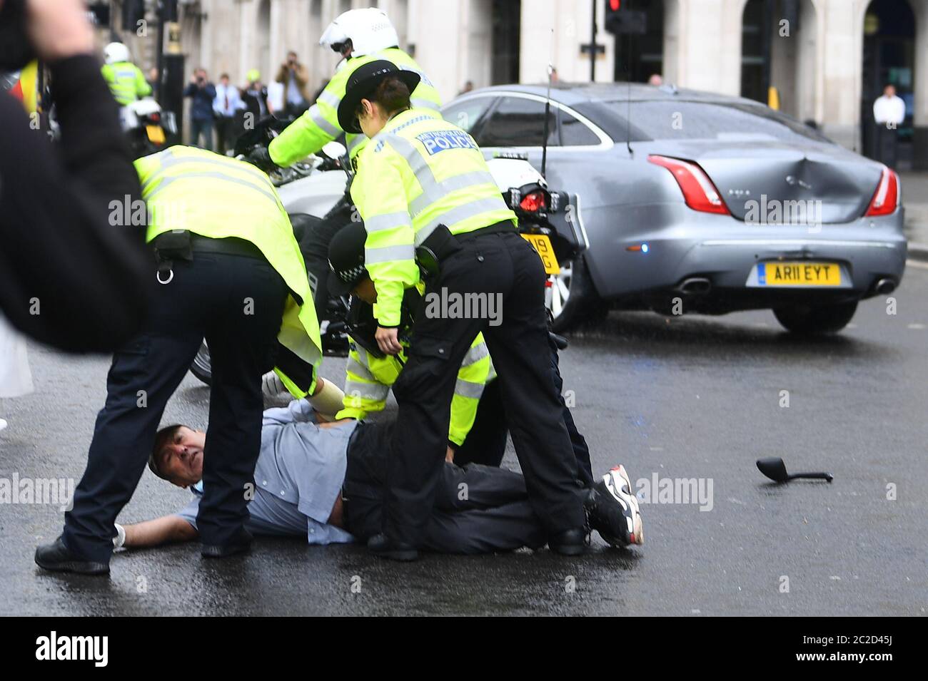 Die Polizei verhaftete einen Mann, nachdem er vor dem Auto von Premierminister Boris Johnson rannte, als er das Parlamentsgebäude, Westminster, verließ. Der Mann, der über die Operation der Türkei gegen kurdische Rebellen im Nordirak demonstriert hatte, wurde von Offizieren in den Palast von Westminster gebracht. Stockfoto