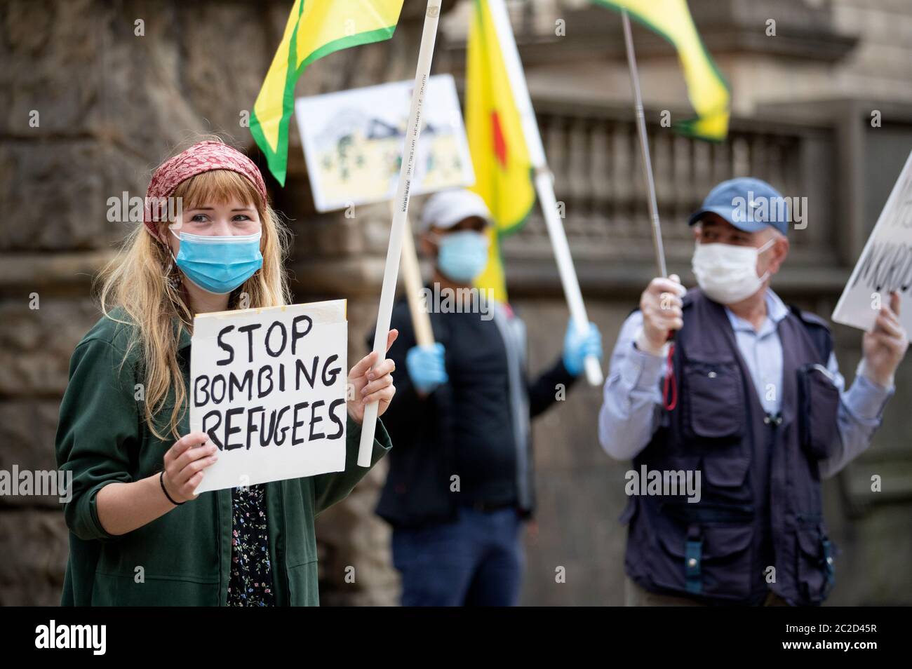 Mitglieder der Kurdischen Gemeinde Schottland bei einer Demonstration in Edinburgh gegen türkische Luftangriffe im Irak protestieren. Stockfoto