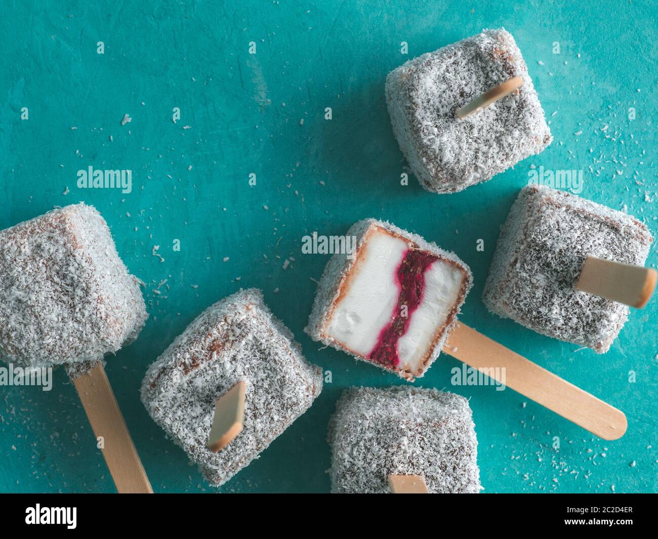 Lamington Eis springt auf Grün, Ansicht von oben Stockfoto