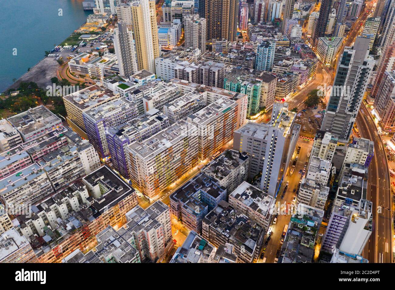 Nach Kwa Wan, Hongkong, 10. Mai 2019: Blick von oben auf die Stadt Hongkong bei Nacht Stockfoto