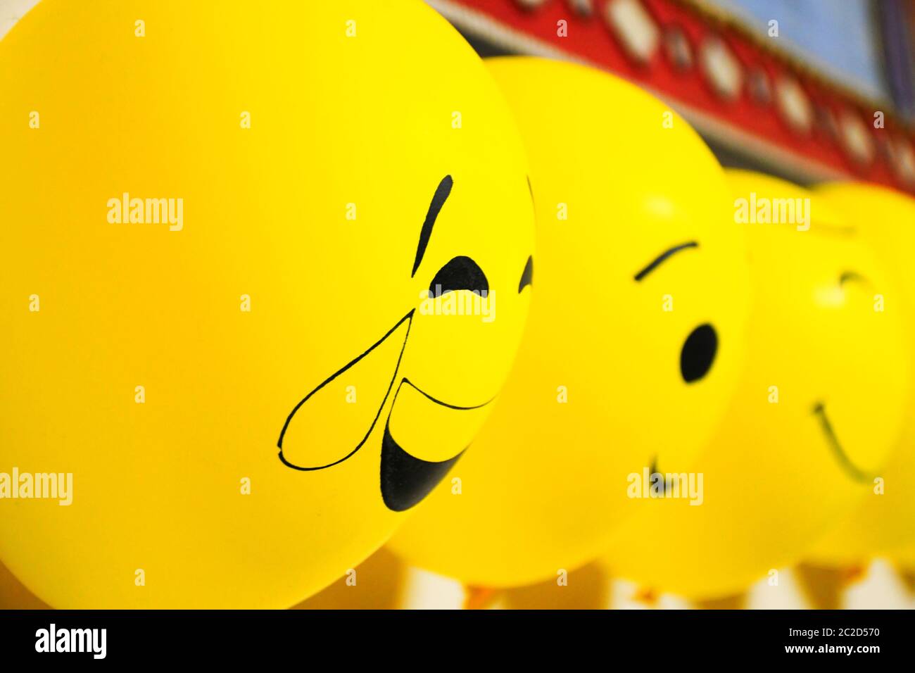 Luftballons Dekoration an der Wand, Emoji Gesichter auf Luftballons Stockfoto