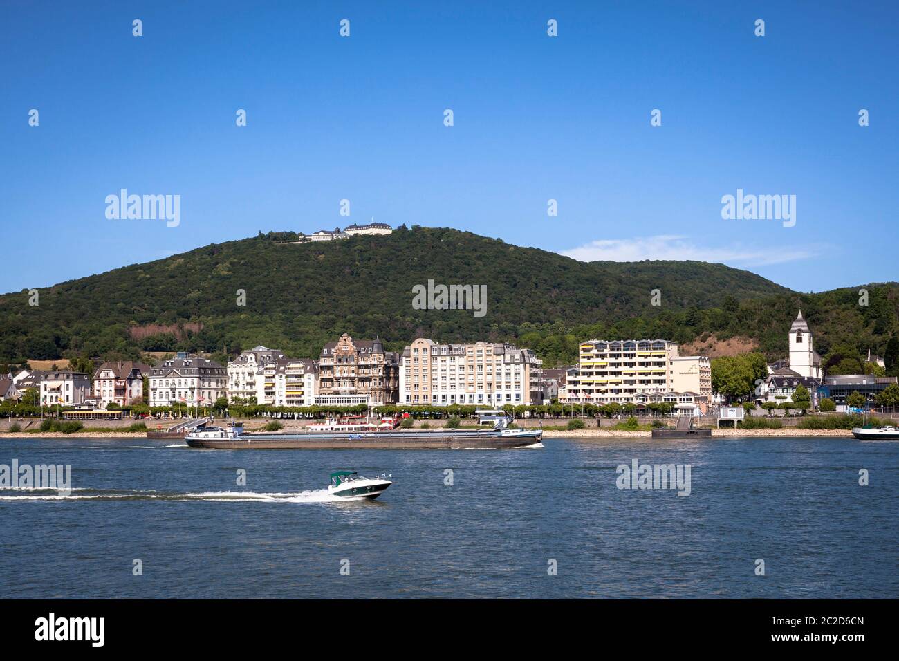 Blick über den Rhein auf Königswinter und den Petersberg mit dem Steigenberger Grandhotel, Nordrhein-Westfalen, Deutschland. Blick von Stockfoto