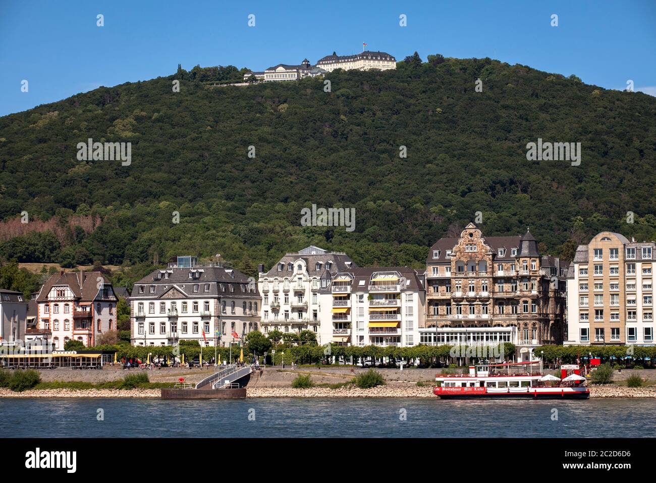 Blick über den Rhein auf Königswinter und den Petersberg mit dem Steigenberger Grandhotel, Nordrhein-Westfalen, Deutschland. Blick von Stockfoto