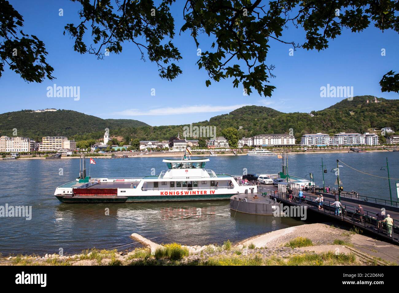 Blick von Bonn-Mehlem über den Rhein nach Königswinter, Petersberg und Drachenfels, Autofähre, Nordrhein-Westfalen, Deutschland. Blic Stockfoto