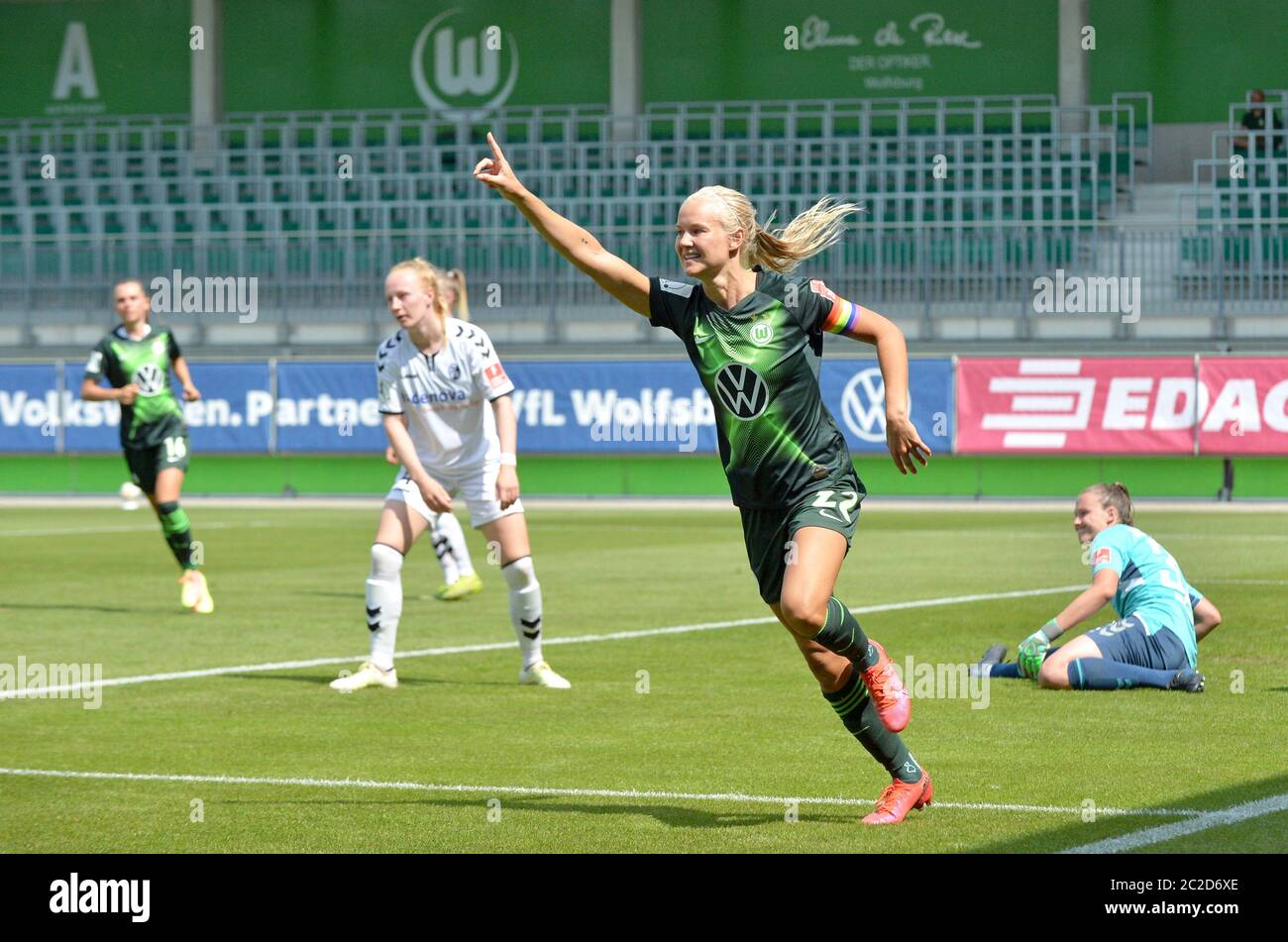 Wolfsburg, Deutschland. Juni 2020. Fußball, Frauen: Bundesliga, VfL Wolfsburg - SC Freiburg, 20. Spieltag im AOK-Stadion. Wolfsburgs Pernille Harder jubelt nach ihrem 2:0-Tor. Quelle: Hauke-Christian Dittrich/dpa - WICHTIGER HINWEIS: Gemäß den Bestimmungen der DFL Deutsche Fußball Liga und des DFB Deutscher Fußball-Bund ist es untersagt, im Stadion und/oder aus dem Spiel aufgenommene Aufnahmen in Form von Sequenzbildern und/oder videoähnlichen Fotoserien zu nutzen oder auszunutzen./dpa/Alamy Live News Stockfoto