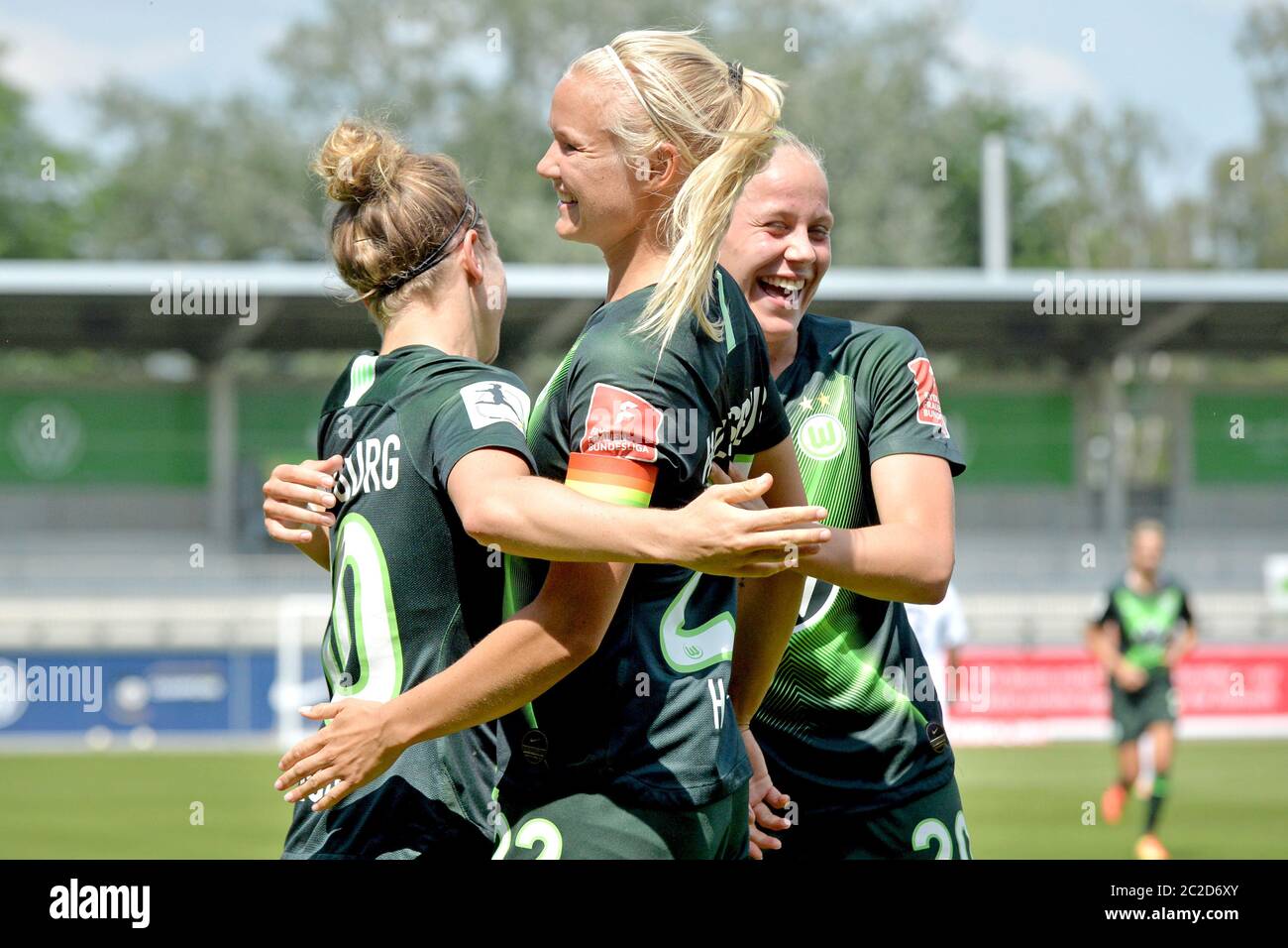 Wolfsburg, Deutschland. Juni 2020. Fußball, Frauen: Bundesliga, VfL Wolfsburg - SC Freiburg, 20. Spieltag im AOK-Stadion. Wolfsburgs Pernille Harder (M) jubelt mit ihren Teamkollegen Svenja Huth (l.) und Pia-Sophie Wolter nach ihrem Tor für 2-0. Quelle: Hauke-Christian Dittrich/dpa - WICHTIGER HINWEIS: Gemäß den Bestimmungen der DFL Deutsche Fußball Liga und des DFB Deutscher Fußball-Bund ist es untersagt, im Stadion und/oder aus dem Spiel aufgenommene Aufnahmen in Form von Sequenzbildern und/oder videoähnlichen Fotoserien zu nutzen oder auszunutzen./dpa/Alamy Live News Stockfoto