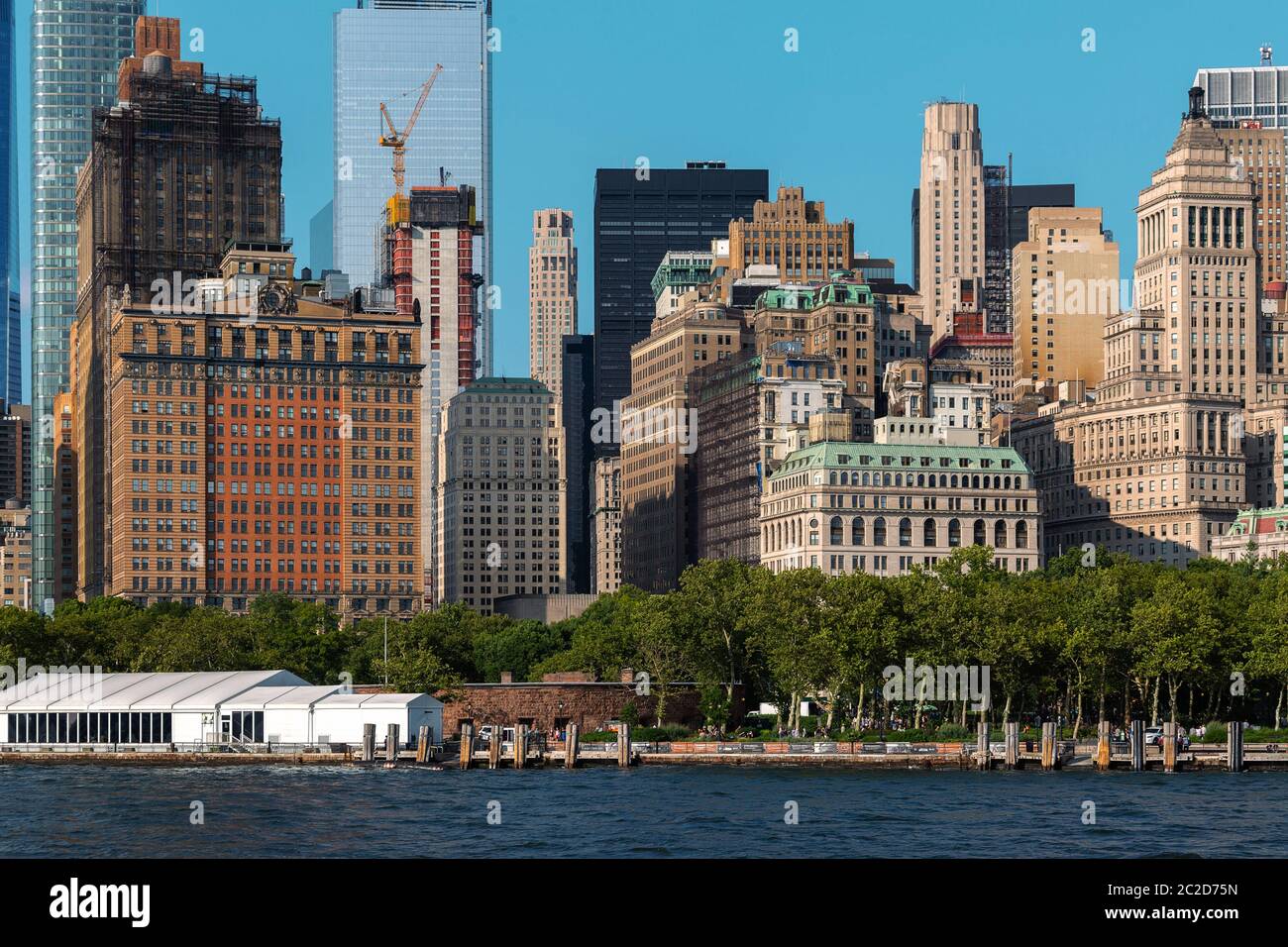 New York City / USA - AUG 22 2018: Wolkenkratzer und Gebäude in Lower Manhattan Blick von der Freiheitsstatue Stockfoto