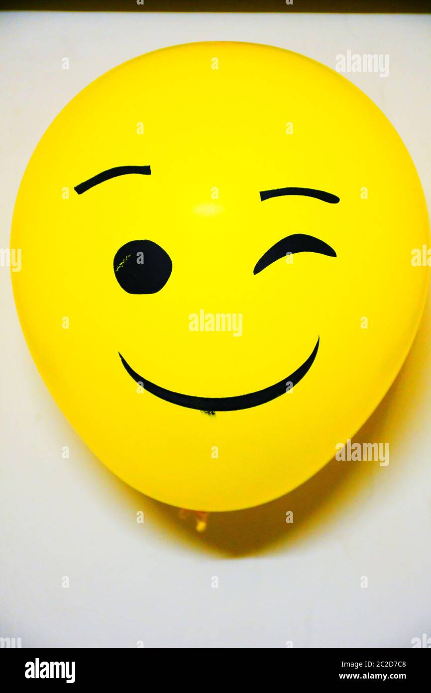 Luftballons Dekoration an der Wand, Emoji Gesichter auf Luftballons Stockfoto