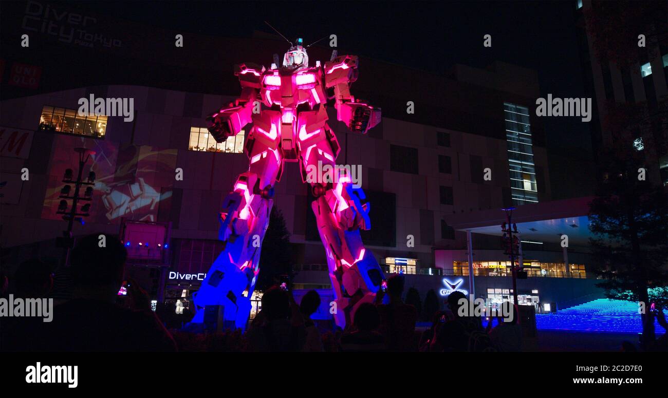 Tokio, Japan 30. Juni 2019: Unicorn Gundam Roboter-Statue in odaiba bei Nacht Stockfoto