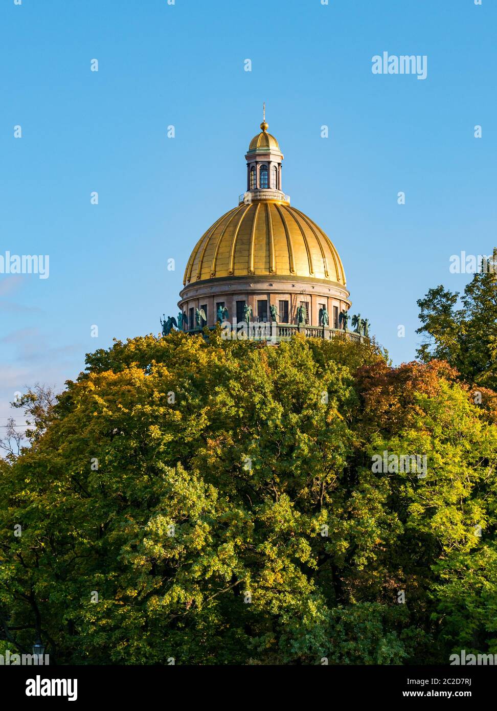 St. Isaac's Cathedral Dome mit Herbstbäumen an sonnigen Tag mit blauem Himmel, St. Petersburg, Russland Stockfoto