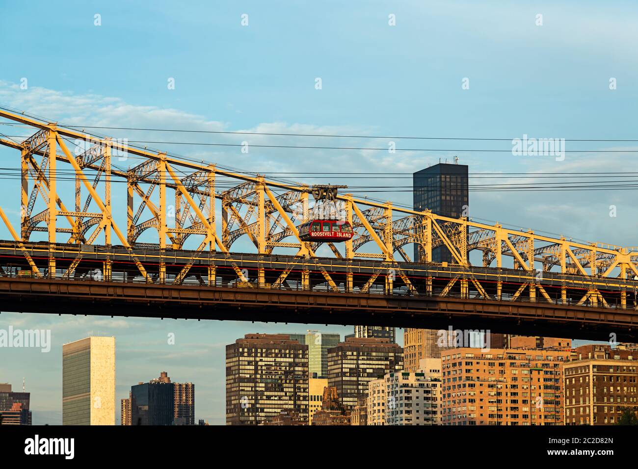 New York City/USA - 31.JULI 2018: die Queensboro Bridge, und Roosevelt Island Tramway bei Sonnenaufgang Stockfoto