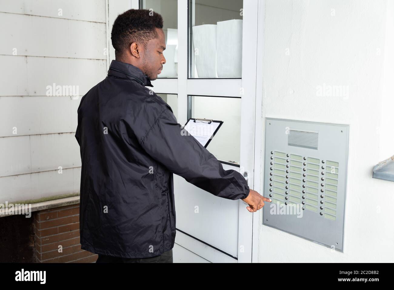 Mann, der vor dem Haus Klopfen die Tür Stockfoto