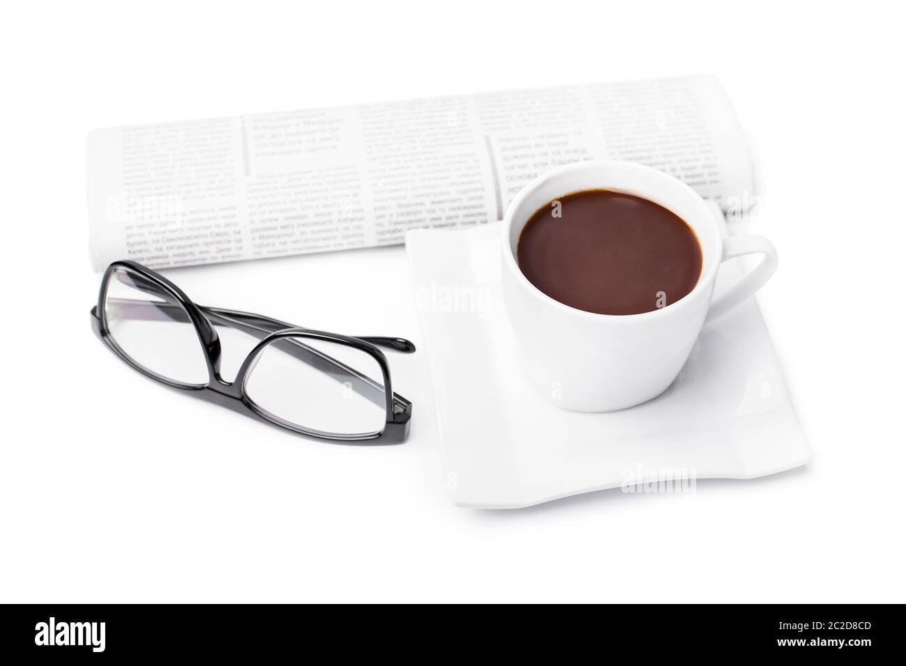 Tasse Kaffee mit einer zusammengerollten Zeitung und Gläser, auf weißem Hintergrund. Meine morgendliche Routine. Stockfoto