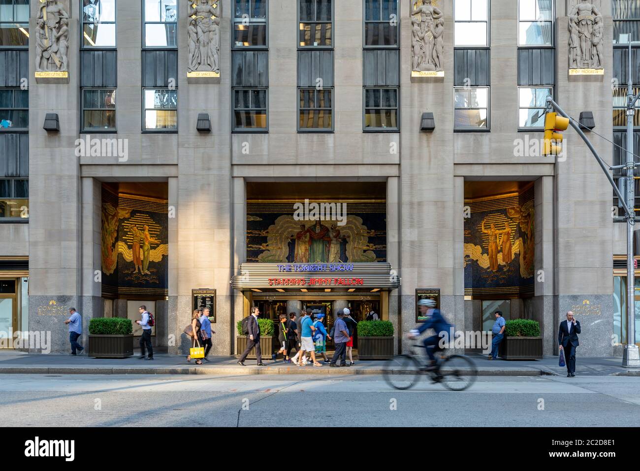 New York City / USA - JUL 19 2018: Rockefeller Center Gebäudeeingang in Midtown Manhattan Stockfoto