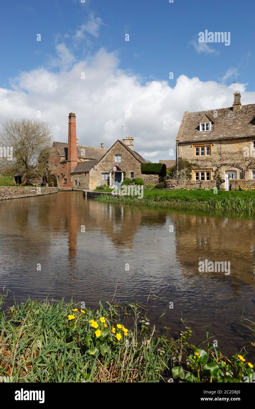 The Old Mill Museum und cotswold Cottages by the River Eye, Lower Slaughter, Cotswolds, Gloucestershire, England, Großbritannien, Europa Stockfoto