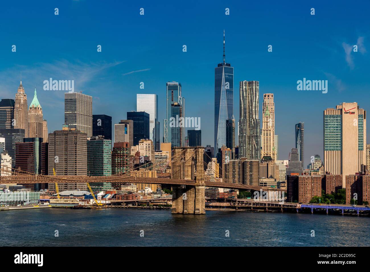 Brooklyn, NY / USA - JUL 31 2018: Lower Manhattan Skyline bei klarem Tageslicht am frühen Morgen Stockfoto