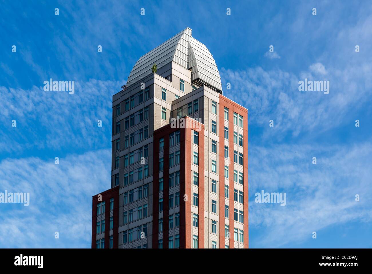 Brooklyn, NY / USA - JUL 31 2018: J Condominium in 100 Jay St. in DUMBO Stockfoto