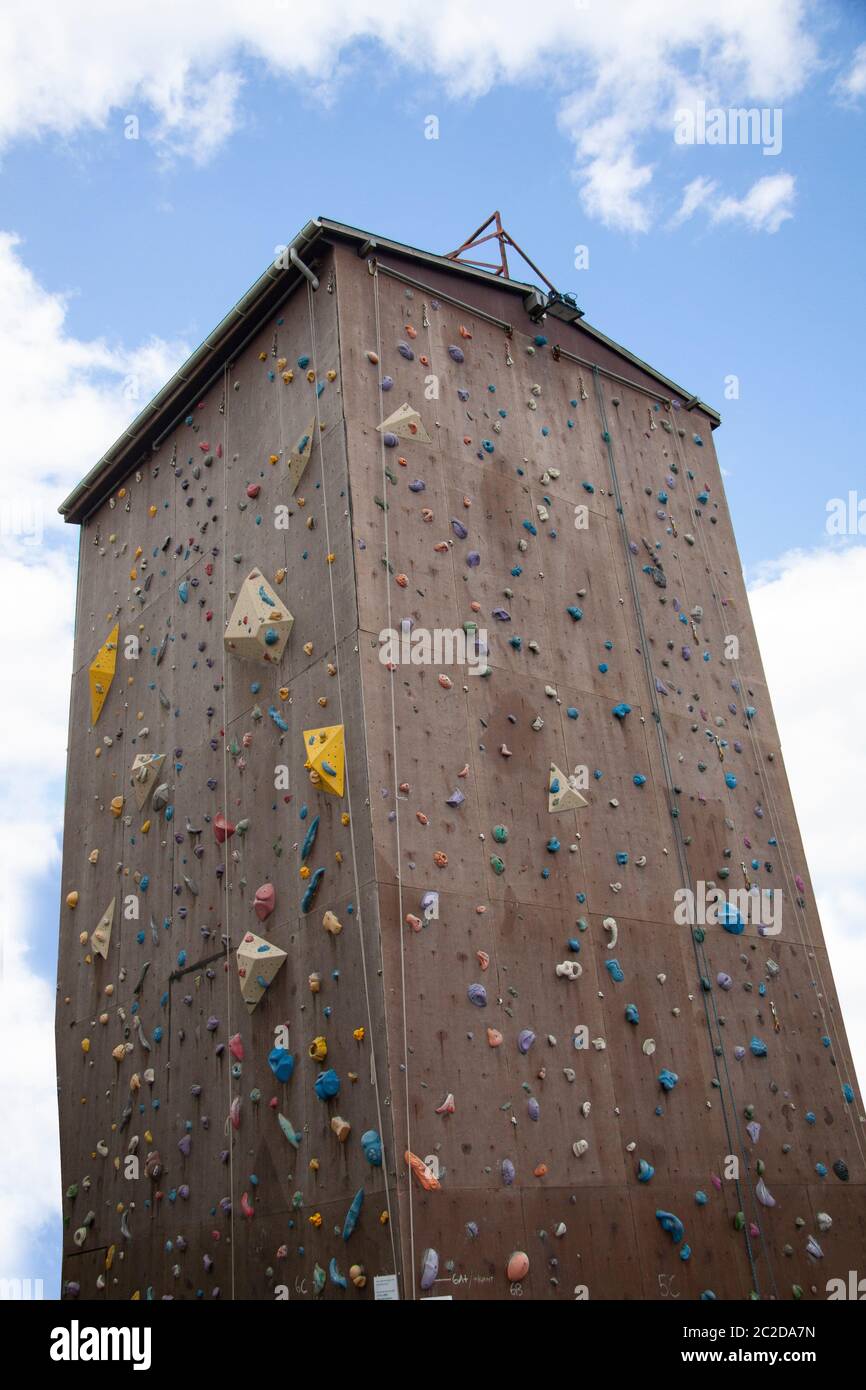 Kletterwand, die draußen für die öffentliche Nutzung steht. Image ohne Menschen. Stockfoto