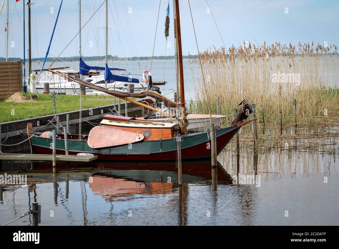 Fischerboot im Wasser, Angelausrüstung, Segelboot Stockfoto