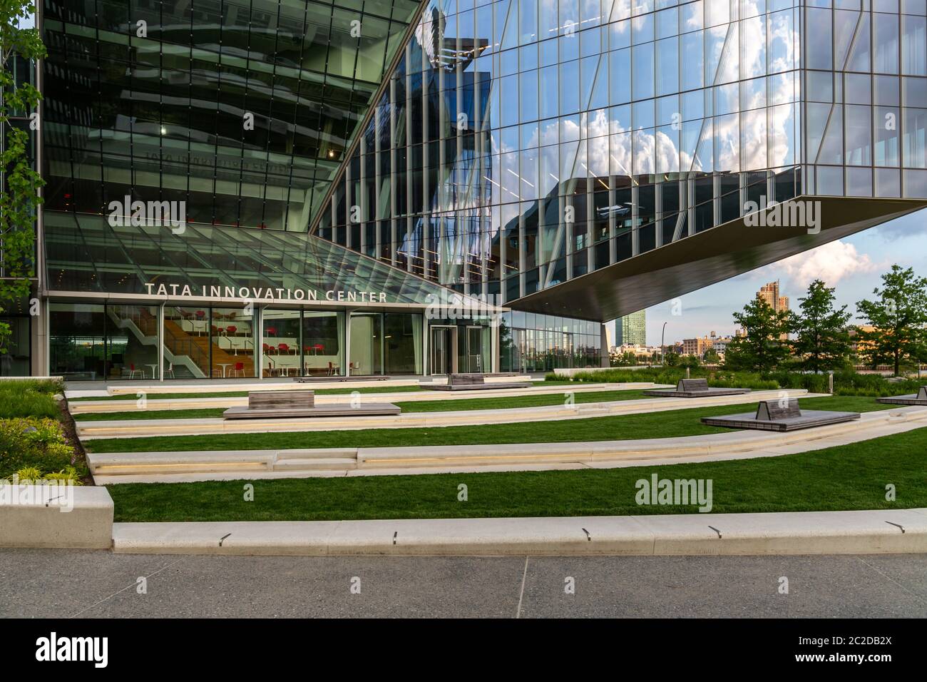 New York City/USA - 27.JULI 2018: Der Tata Innovation Center Gebäude Eingang Blick auf Roosevelt Island Stockfoto