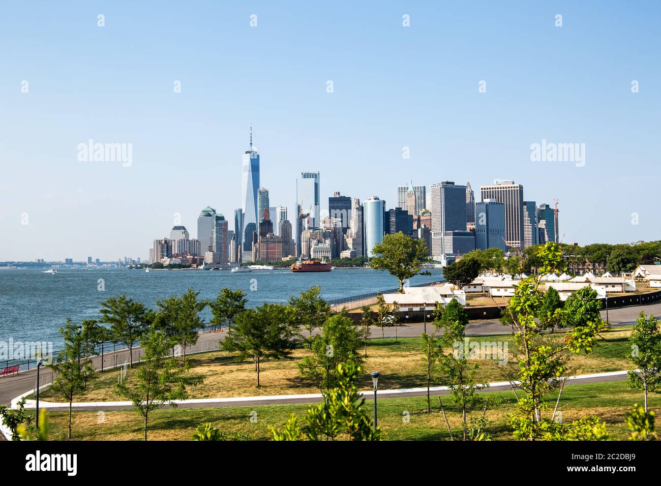 New York City / USA - JUL 14 2018: Lower Manhattan Skyline Ansicht von Outlook Hill auf Governors Island Stockfoto