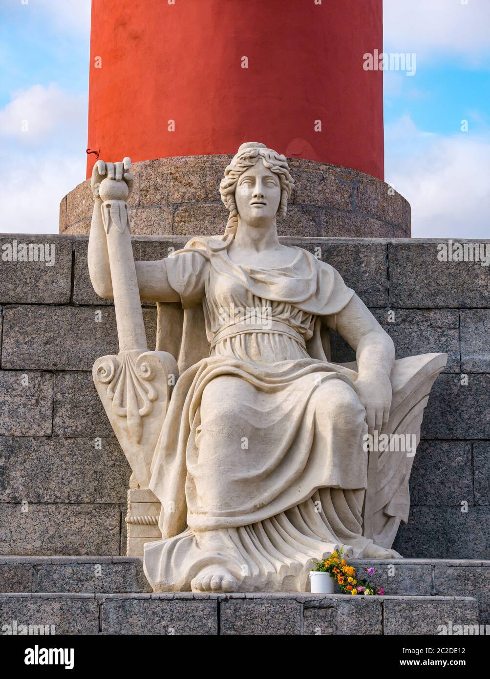 Weibliche Skulptur, die einen der Flussgötter am Fuß der Rostral- oder Siegessäule auf der Spit, der Wassiljewski Insel, Sankt Petersburg, Russland darstellt Stockfoto