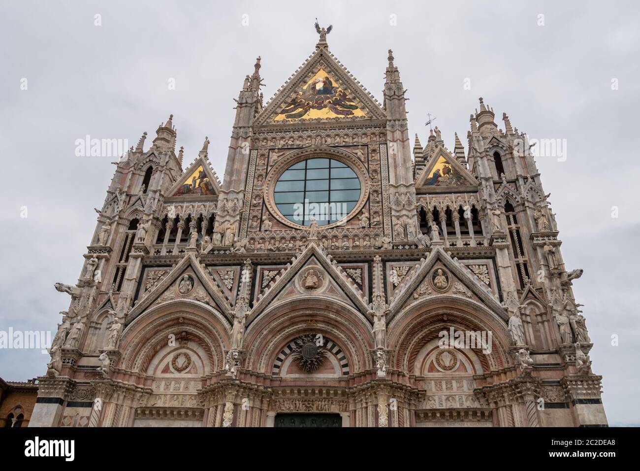 Blick auf die Kathedrale von Siena, Duomo di Siena, ist eine mittelalterliche Kirche, die heute der Himmelfahrt Mariens gewidmet ist, zwischen 1215 und 1263 fertiggestellt. Hochwertige Fotos Stockfoto