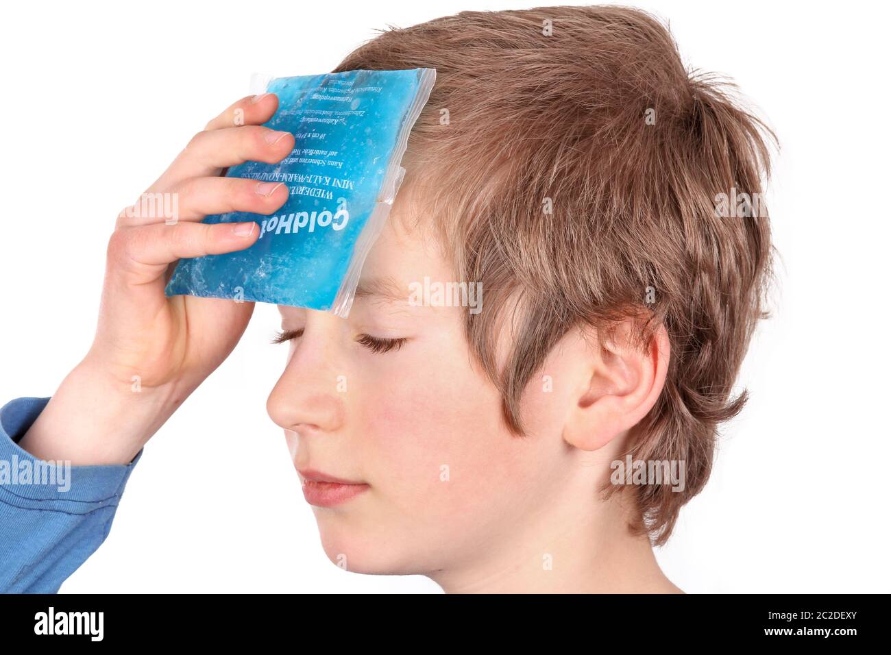 Kind kühlt die Stirn mit einer kalten Packung Stockfoto