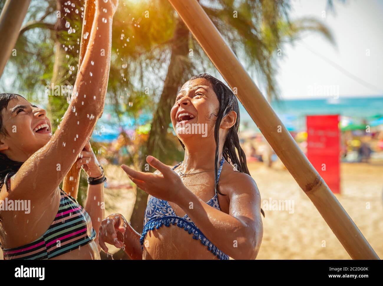 Kinderkinder Kleine Madchen Die Spass Haben Im Wasser Spielend Stockfotos Und Bilder Kaufen Alamy