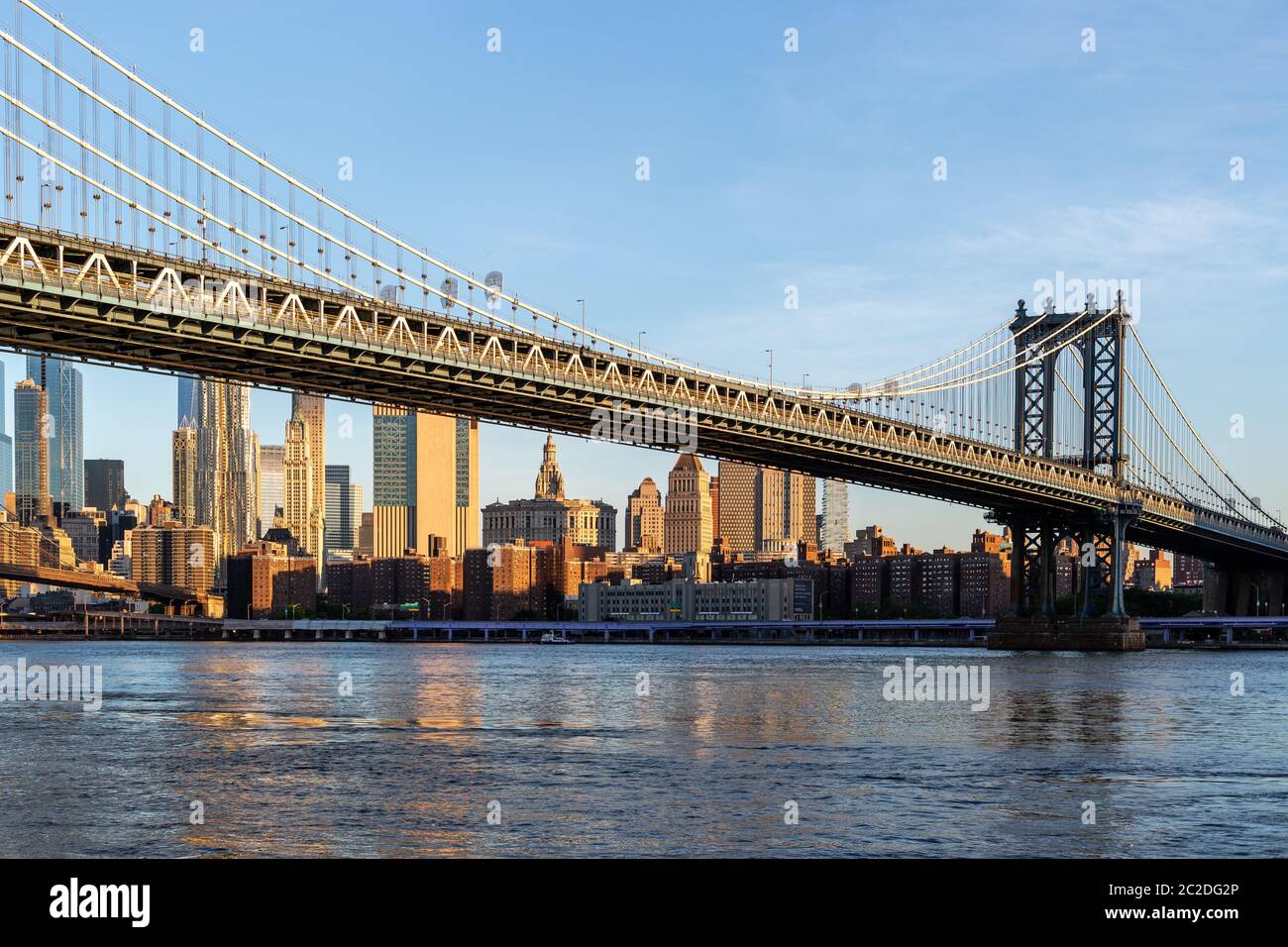 New York City/USA - 25.06.2018: Brooklyn Bridge Park mit Lower Manhattan Skyline bei Sonnenaufgang Stockfoto