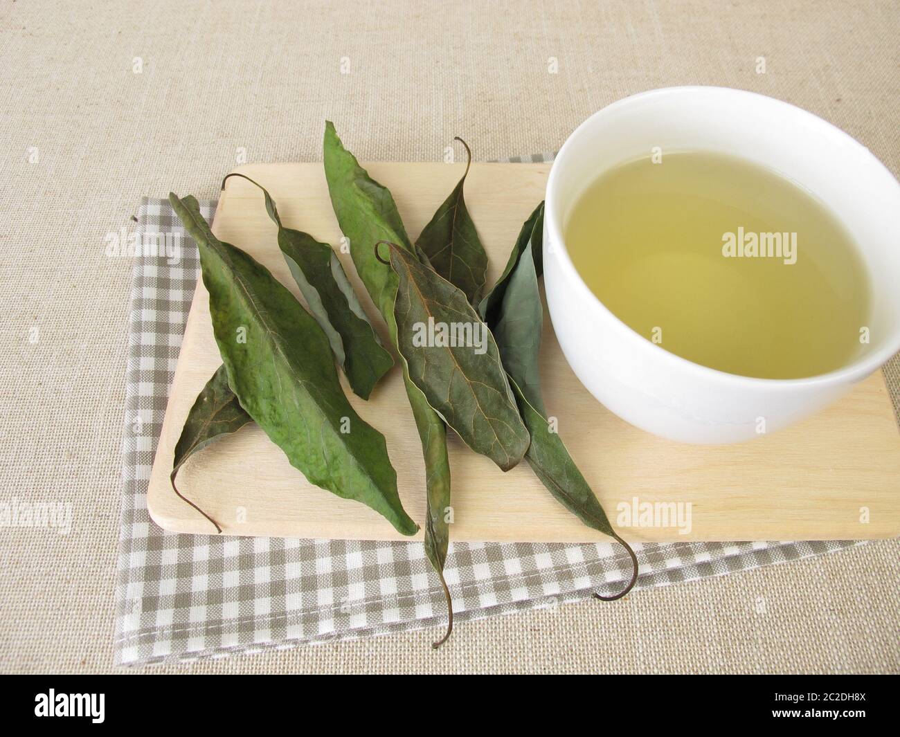 Eine Tasse Avocado-Blatt-Tee, Tee mit getrockneten Avocado-Blättern  Stockfotografie - Alamy
