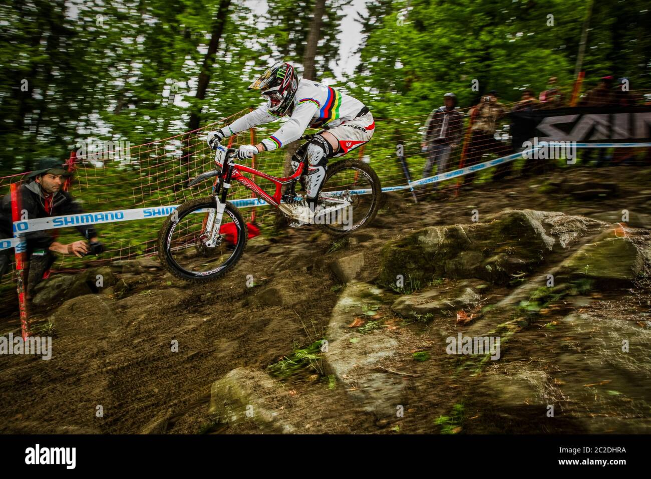 15. MAI 2010 - MARIBOR, SLOWENIEN. Steve Peat beim UCI Mountain Bike Downhill World Cup. Das Regenbogen Trikot des Weltmeisters tragen Stockfoto