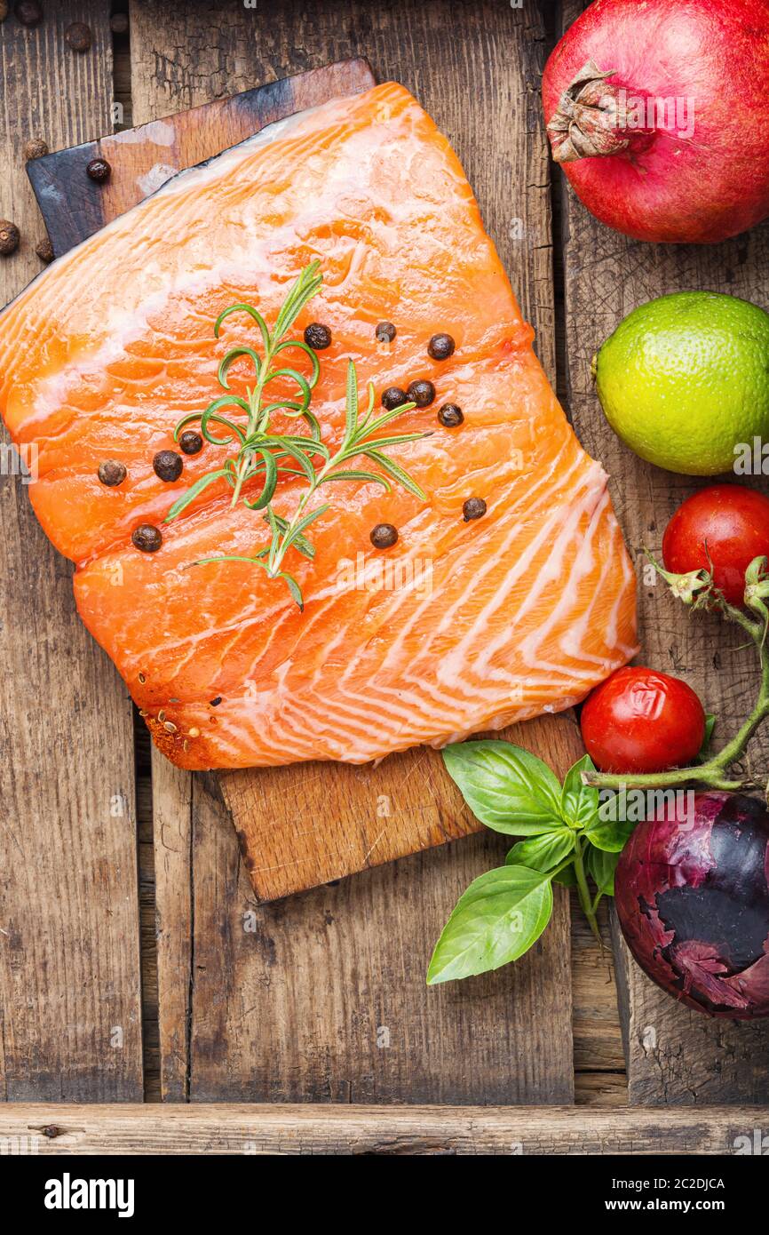 Salz Lachsfilet mit Rosmarin auf Holz Schneidebrett Stockfoto