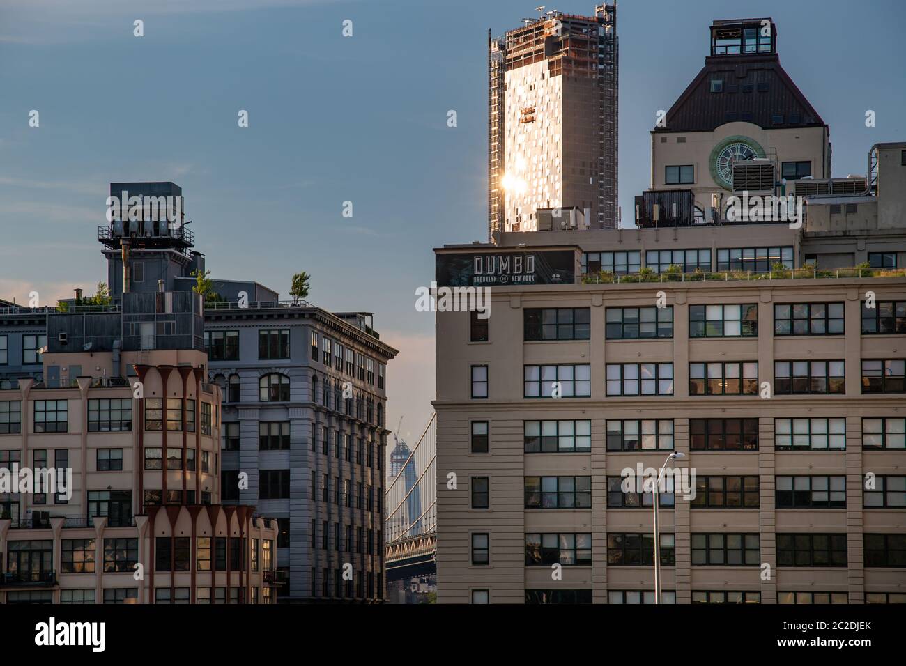 New York City/USA - 10.JULI 2018: Luxus Gebäude und Dumbo melden Blick von Brooklyn Bridge Stockfoto