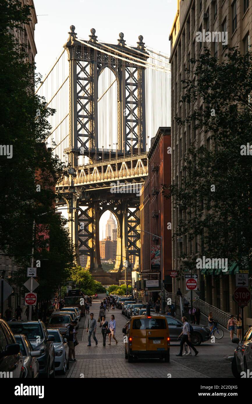 New York City/USA - 10.JULI 2018: Manhattan Bridge View aus Washington Street in DUMBO, Brooklyn Stockfoto