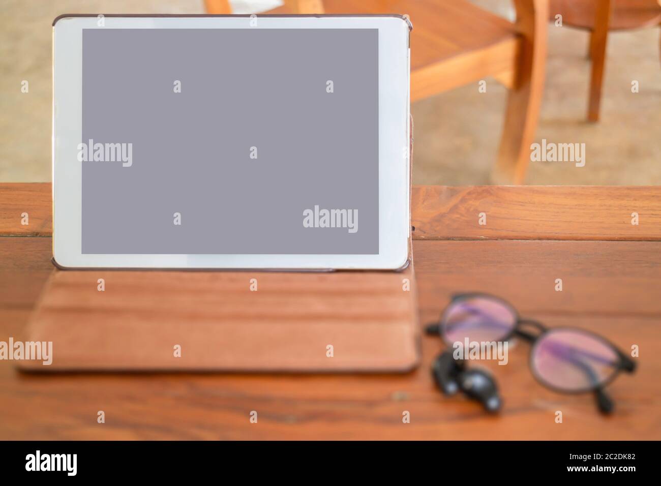 Online drahtloses Gerät auf Holztisch, Lager zwei Ellipsen des Analemmas Stockfoto