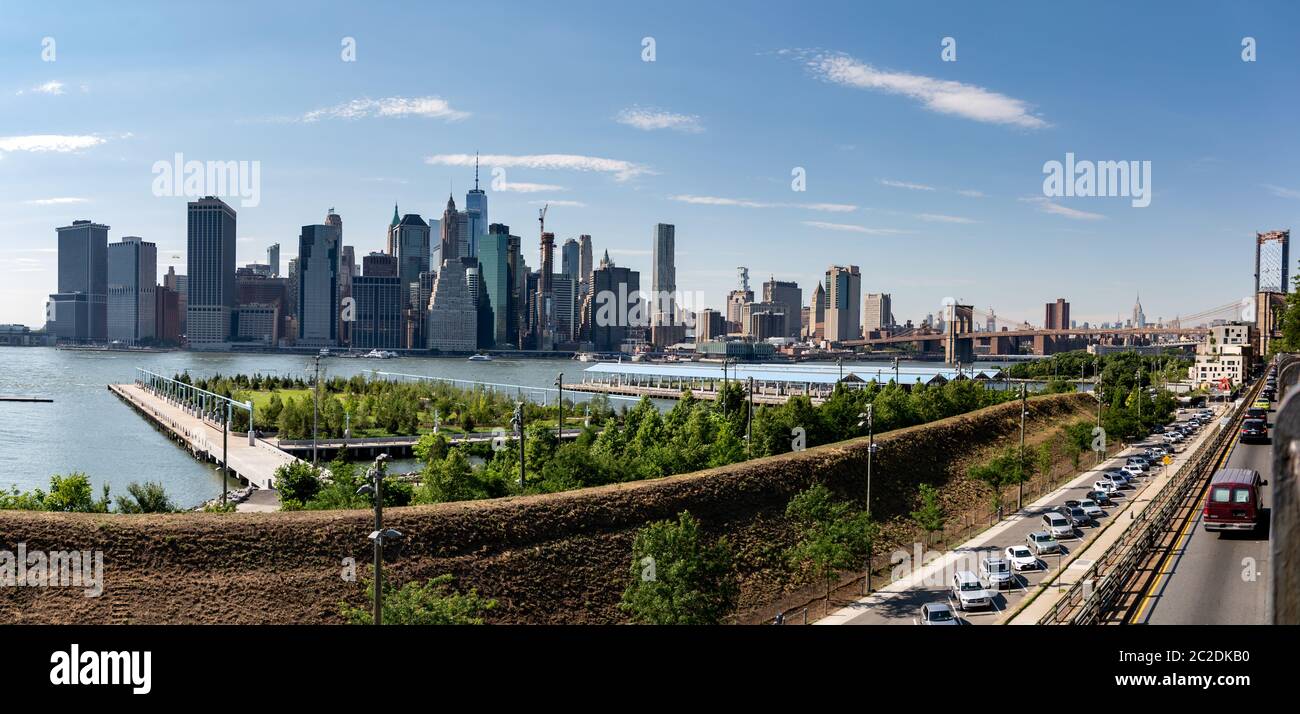 New York, City / USA - JUL 10 2018: Fort Stirling Park am klaren Nachmittag der Skyline von Lower Manhattan von Brooklyn New York Stockfoto